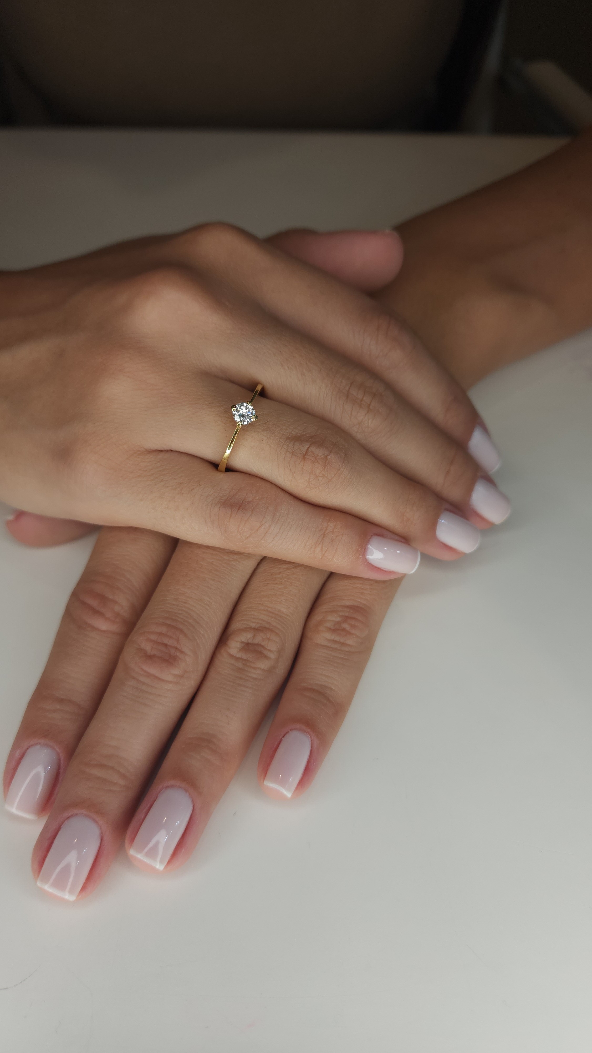 Anel solit�rio com diamante quatro garras